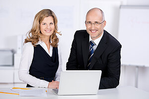 zwei geschäftsleute mit laptop